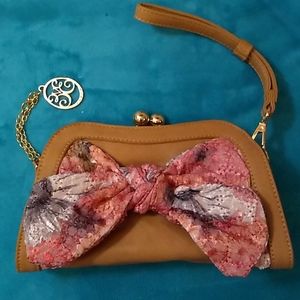 Vieta wristlet clutch